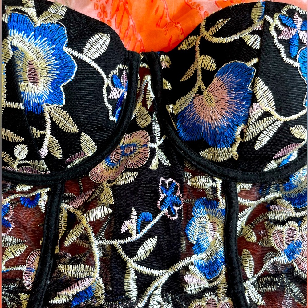 ✨ FREE with Bundle! ✨Embroidered Corset - Picture 2 of 5